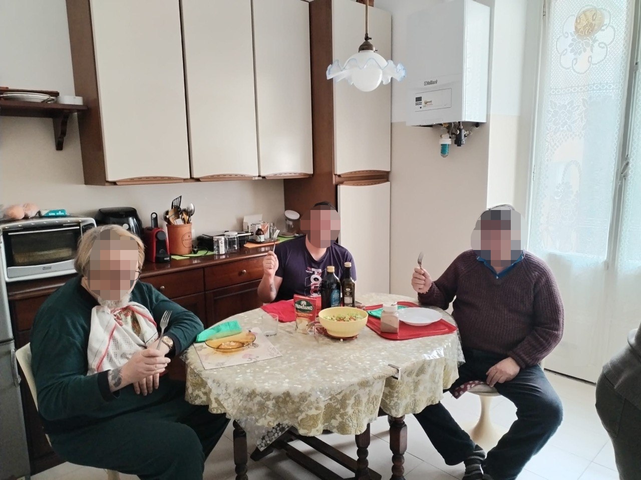 Pranzo condiviso nella cucina di una casa di abitare solidale