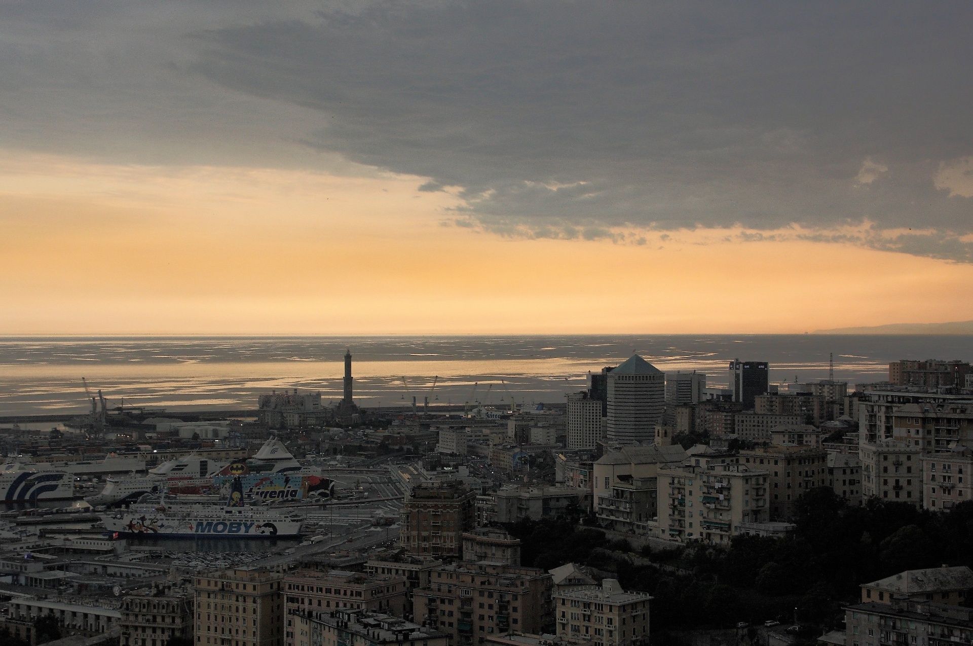Scorcio di Genova al tramonto